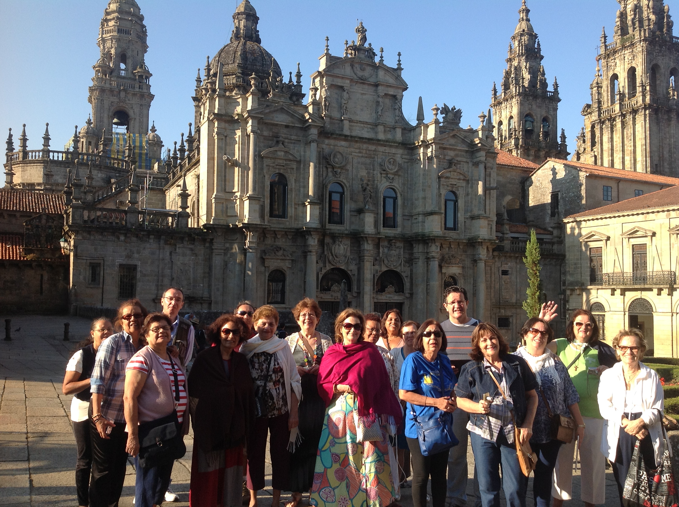 O grupo reunido em frente a Basílica de São Tiago, em Compostela