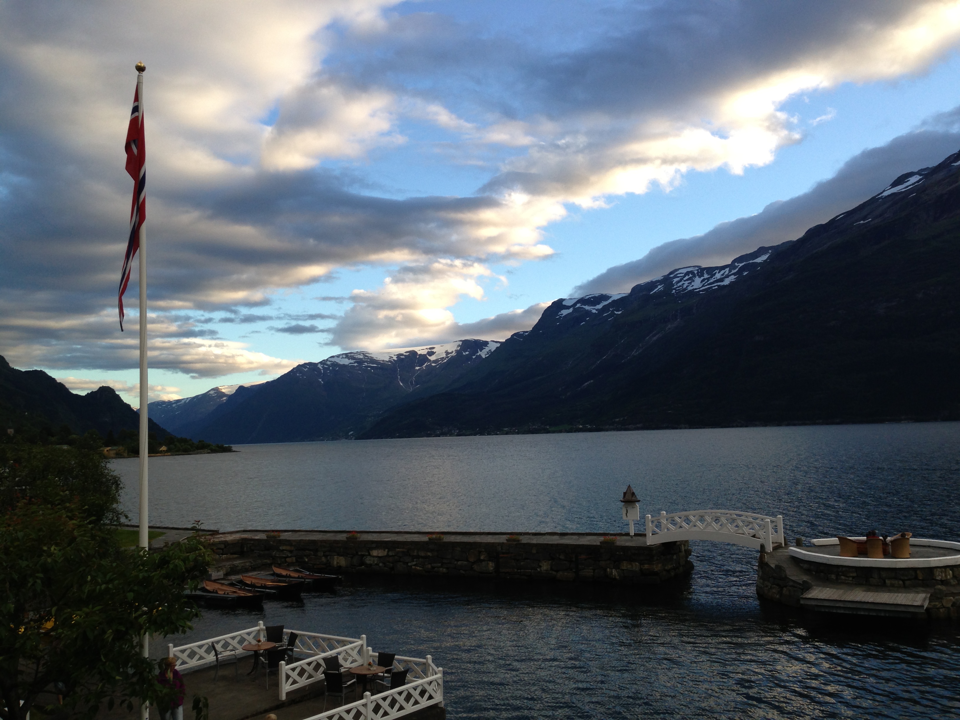 A bela vista para os Fjords da sacada do hotel na Noruega